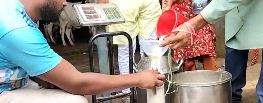 রমজান মাস কেন্দ্র করে ১ লিটার দুধ বিক্রি হচ্ছে মাত্র ১০ টাকায়