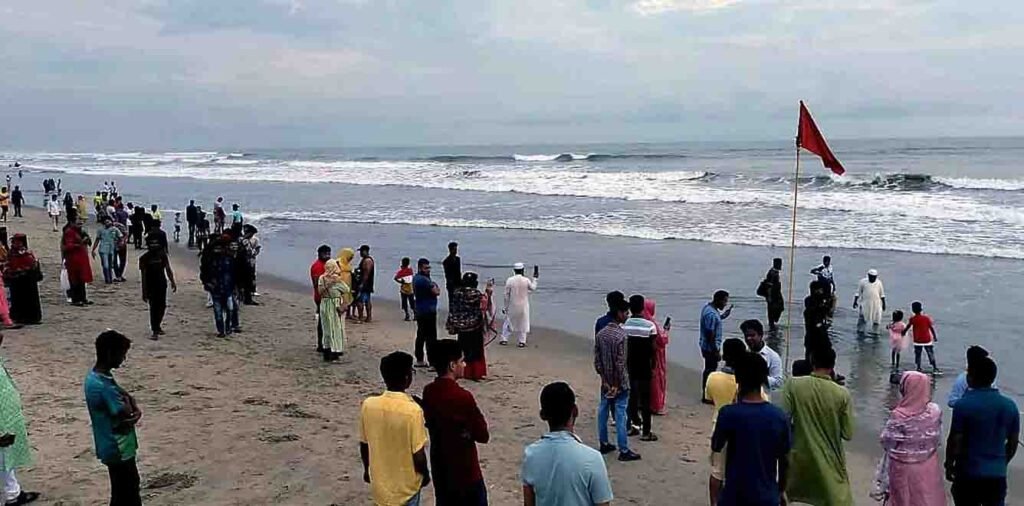 কক্সবাজারে সমুদ্রে নামতে নিষেধ করা হচ্ছে পর্যটকদের