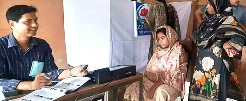 মরিয়ম বেগম হাতের উপর ভর দিয়ে তৃতীয় তলায় উঠে ভোট দিলেন