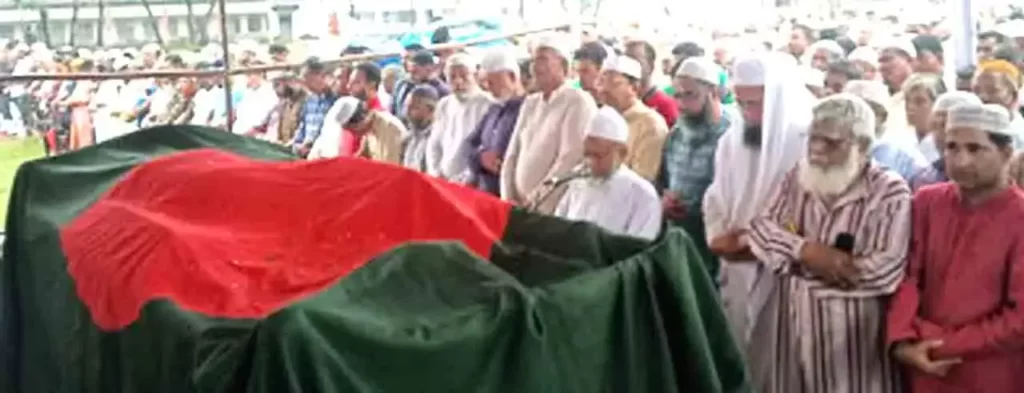 মায়ের কবরের পাশে মায়ের শাড়িতে মুড়িয়ে শুয়ে আছেন সিরাজুল আলম খান
