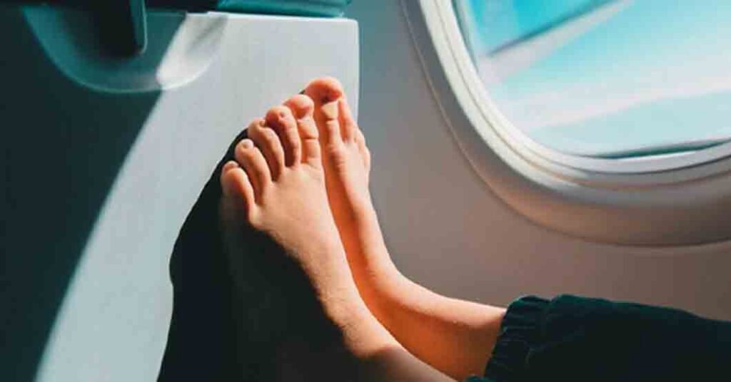 বিমানে ভ্রমণের সময় ভুলেও যেসব করবেন না